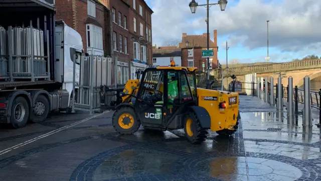 Barriers being installed in Bewdley