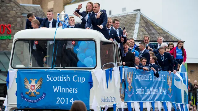 St Johnstone with Scottish Cup on open top bus