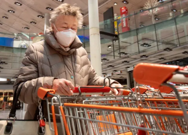 Vienna woman shopping in FFP2 mask