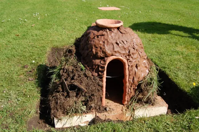 Replica Roman oven produced by Graham Taylor