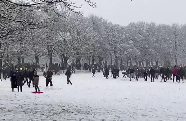 Snowball fight crowd