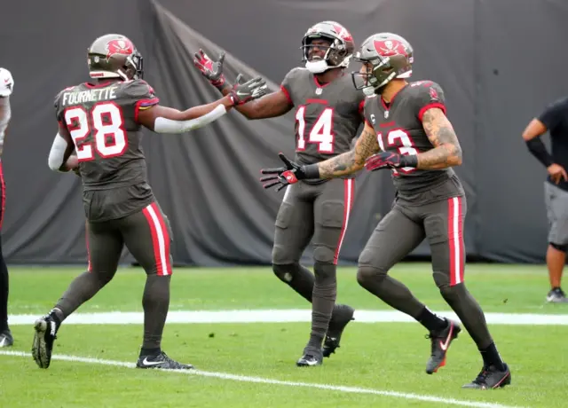 Chris Godwin celebrates a touchdown