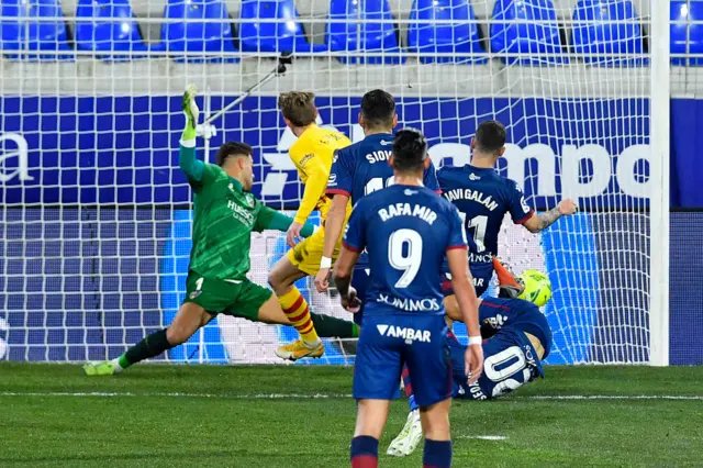 Frenkie de Jong scores