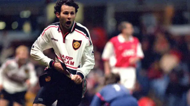 Ryan Giggs celebrates coring for Man Utd against Arsenal