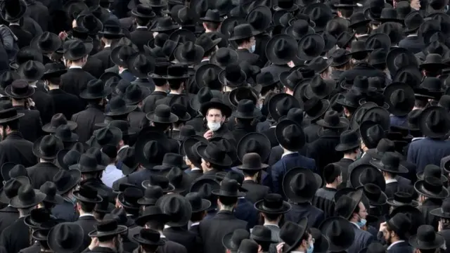 Thousands attend Israel funeral for orthodox rabbi