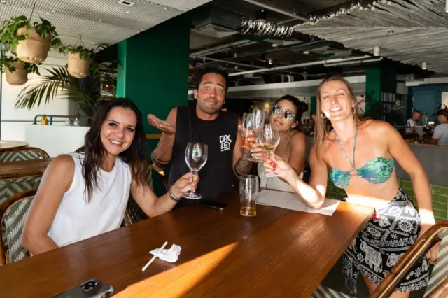 People enjoy their last drinks at a pub in Scarborough beach, Perth, shortly before lockdown rules come into effect