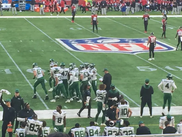 New York Jets defence in a huddle