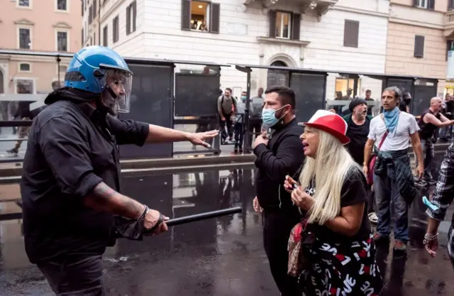 Police confront Rome demonstrators, 9 Oct 21