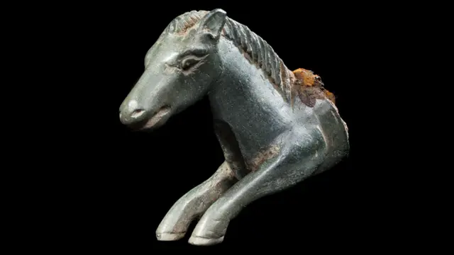 Horse-shaped handle