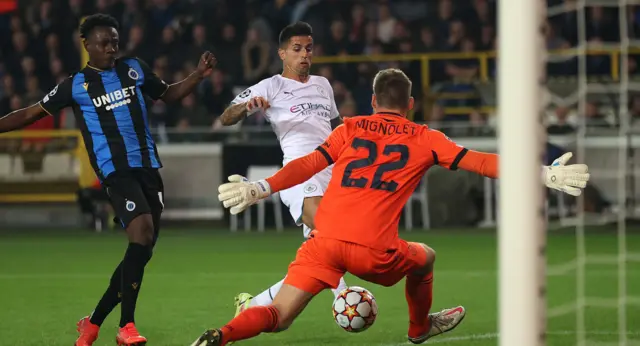 Cancelo puts City in front