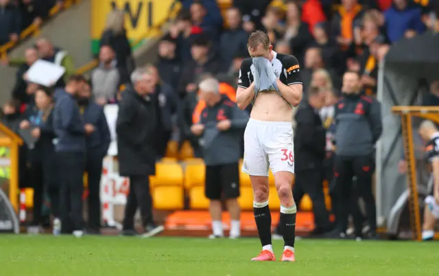 Sean Longstaff looks dejected after Newcastle lose to Wolves