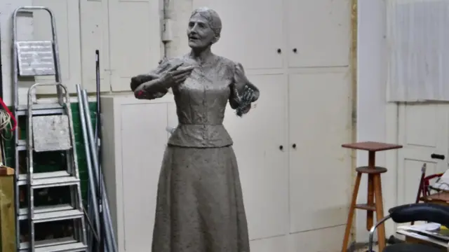 Work on the statue