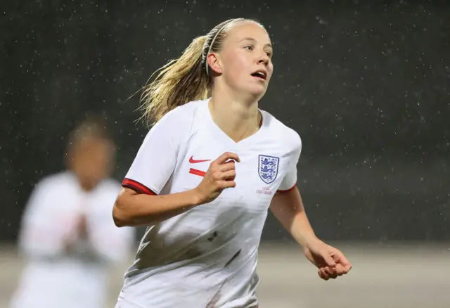 Beth Mead scores
