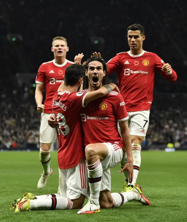 Manchester United celebrate Cavani's goal