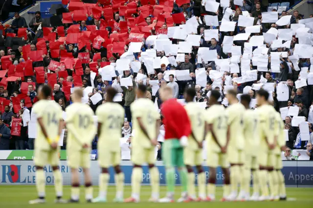 Players pause to show respects for Remembrance Day