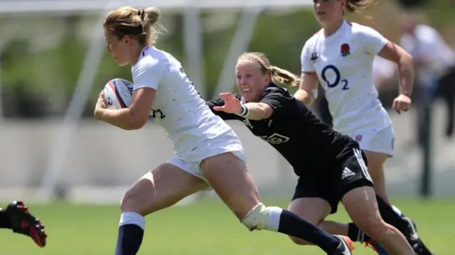 New Zealand's Kendra Cocksedge reaches out to tackle England's Lydia Thompson