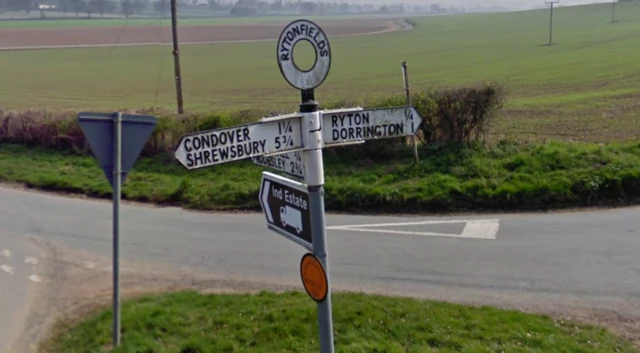 Road sign at Gonsal, near the quarry