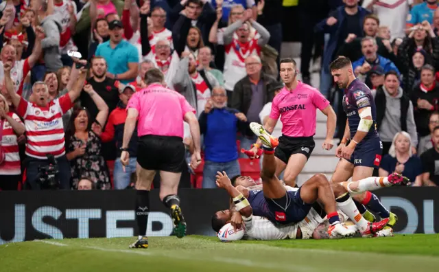 Kevin Naiqama scores for St Helens