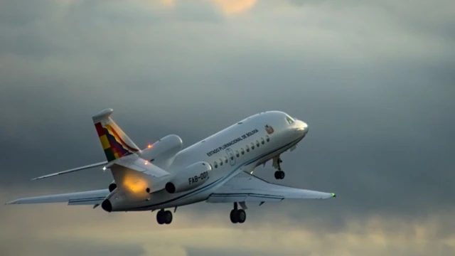 A Bolivian Air Force Dassault Falcon 900EX takes to the skies over Glasgow