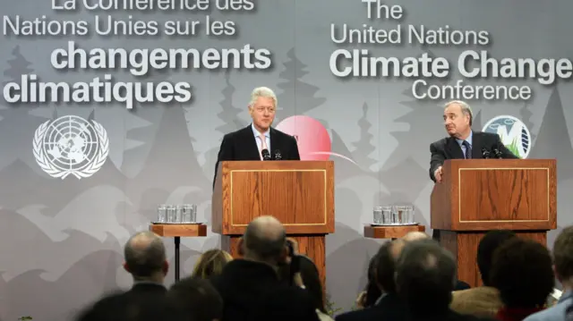 Former US President Bill Clinton (L) and then-Canadian Prime Minister Paul Martin (R) address a press conference during the United Nations Framework Convention on Climate Change 09 December 2005 in Montreal.