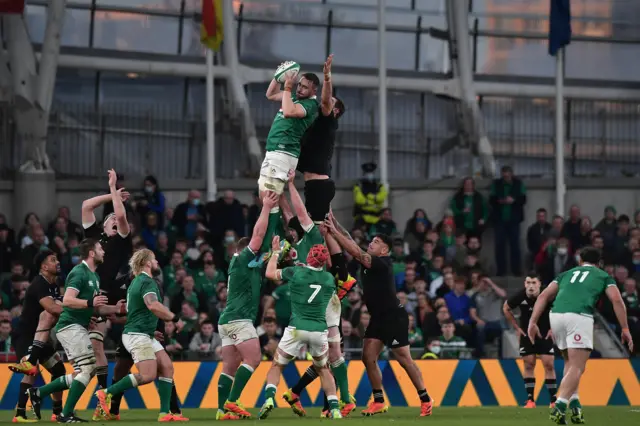 A line-out between Ireland and New Zealand