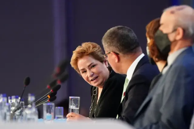 Patricia Espinosa smiles at Alok Sharma during the COP26 summit