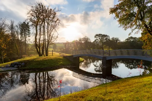 Horn bridge restoration at the gardens