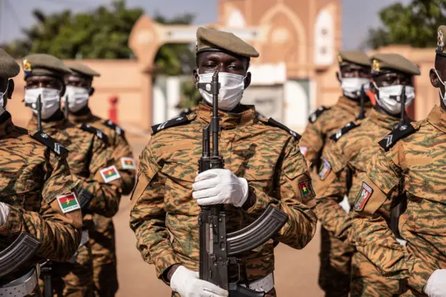 An honorary guard stand on attention as Colonel-Major Gilbert Ouédraogo, new Army Chief of Staff,salutes takes command in Ouagadougou, on October 12, 2021