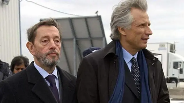 David Blunkett (L) walks with French Interior Minister Dominique de Villepin during a tour of the Calais docks in Calais France, 15 November 2004