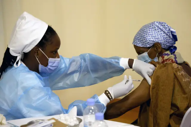 A medical worker injects a second dose of Astra Zeneca vaccine to a patient in a Covid-19 (coronavirus) vaccination centre in Kigali, on 27 May, 2021.