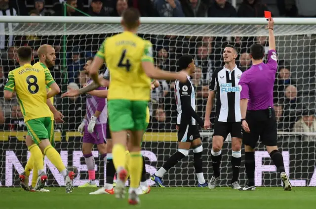 Ciaran Clark red card for Newcastle against Norwich