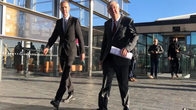 Mae Adam Price a Mark Drakeford wedi taro bargen i bara tair blynedd