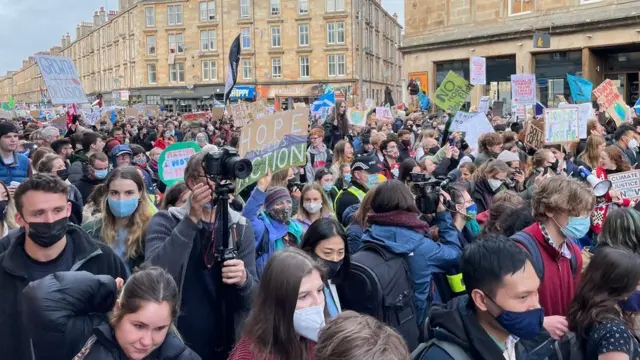 The youth climate march makes it way along Argyle Street