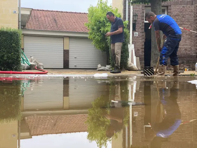 Men tackle flooding in Limburg