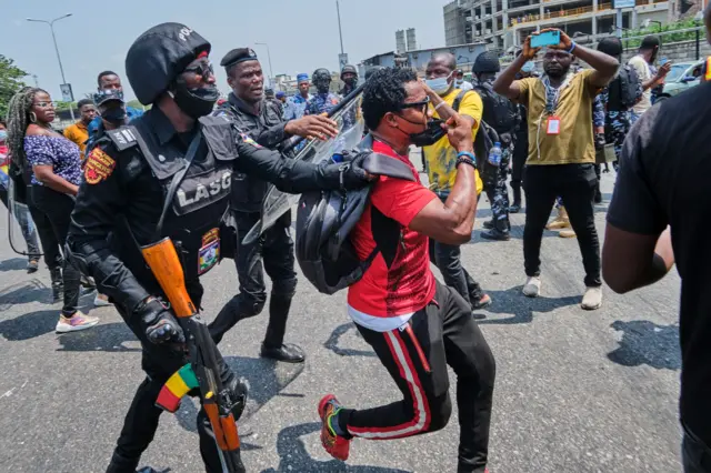 A policeman arresting a protestor during a demonstration against the re-opening of the Lekki toll plaza in Lagos in 2020