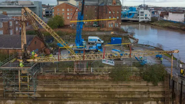 Crane in Hull being dismantled