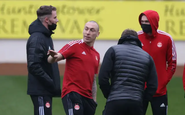 While the rest of the Aberdeen team are feeling the Perth chill, Scott Brown is fine in just a t-shirt