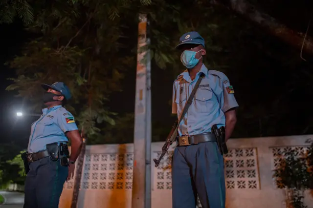 Mozammbique Police officers stand guard during the start of the curfew in Maputo on 6 February,2021