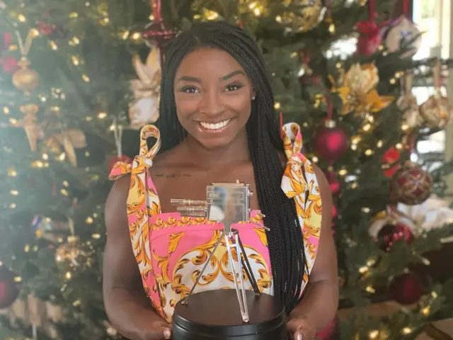 Simone Biles with her lifetime achievement award