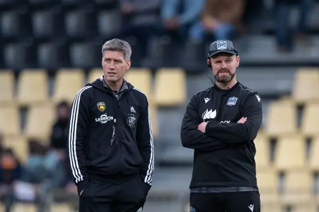 La Rochelle Ronan O'Gara speaks to an assistant