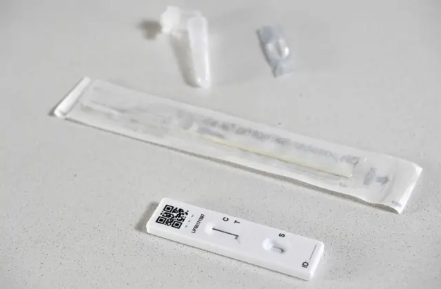 Lateral flow test kit