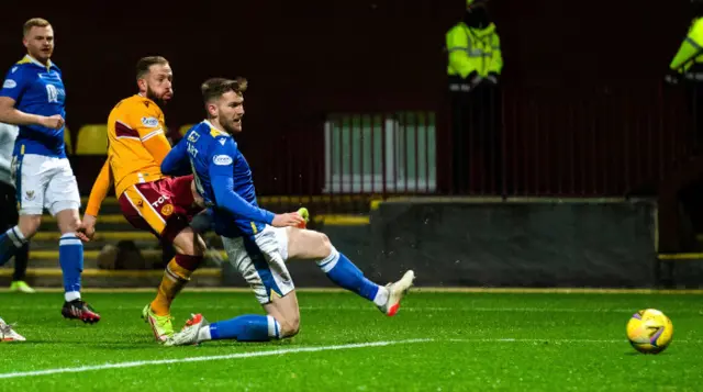 Motherwell's Kevin van Veen scores