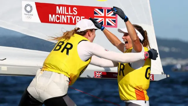 Hannah Mills and Eilidh McIntyre celebrate winning gold