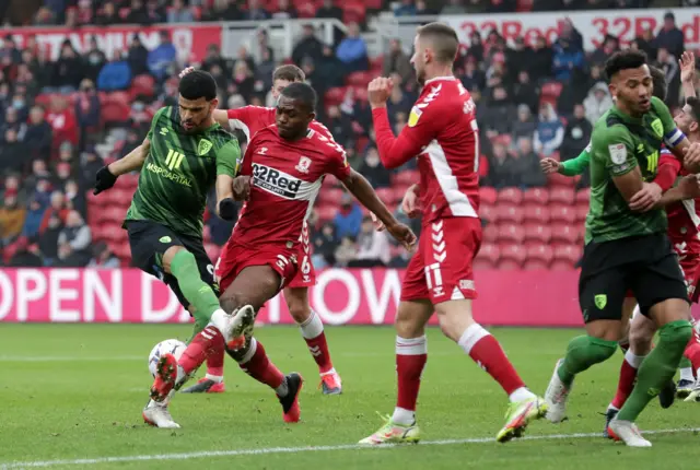 Dom Solanke tries a shot