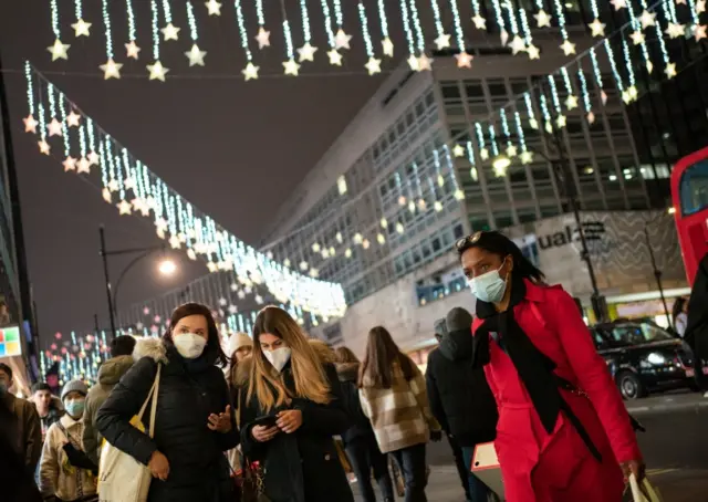 Shoppers on Oxford Street, London. Photo: 18 December 2021