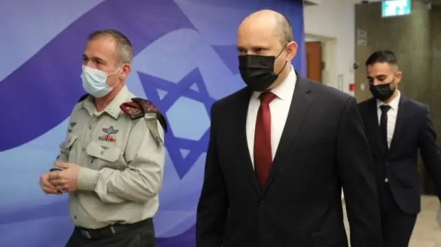 Israeli Prime Minister Naftali Bennett (C) arrives at a cabinet meeting in Jerusalem (19 December 2021)