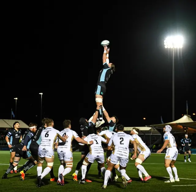 A lineout between Glasgow Warriors and Dragons