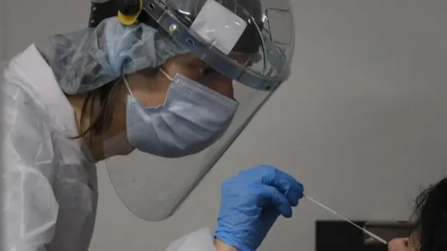 A health worker performs a Covid-19 test in Moscow, Russia. Photo: November 2021