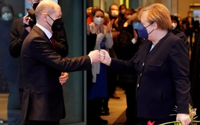 Olaf Scholz (L) and Angela Merkel