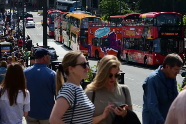 edinburgh tourists